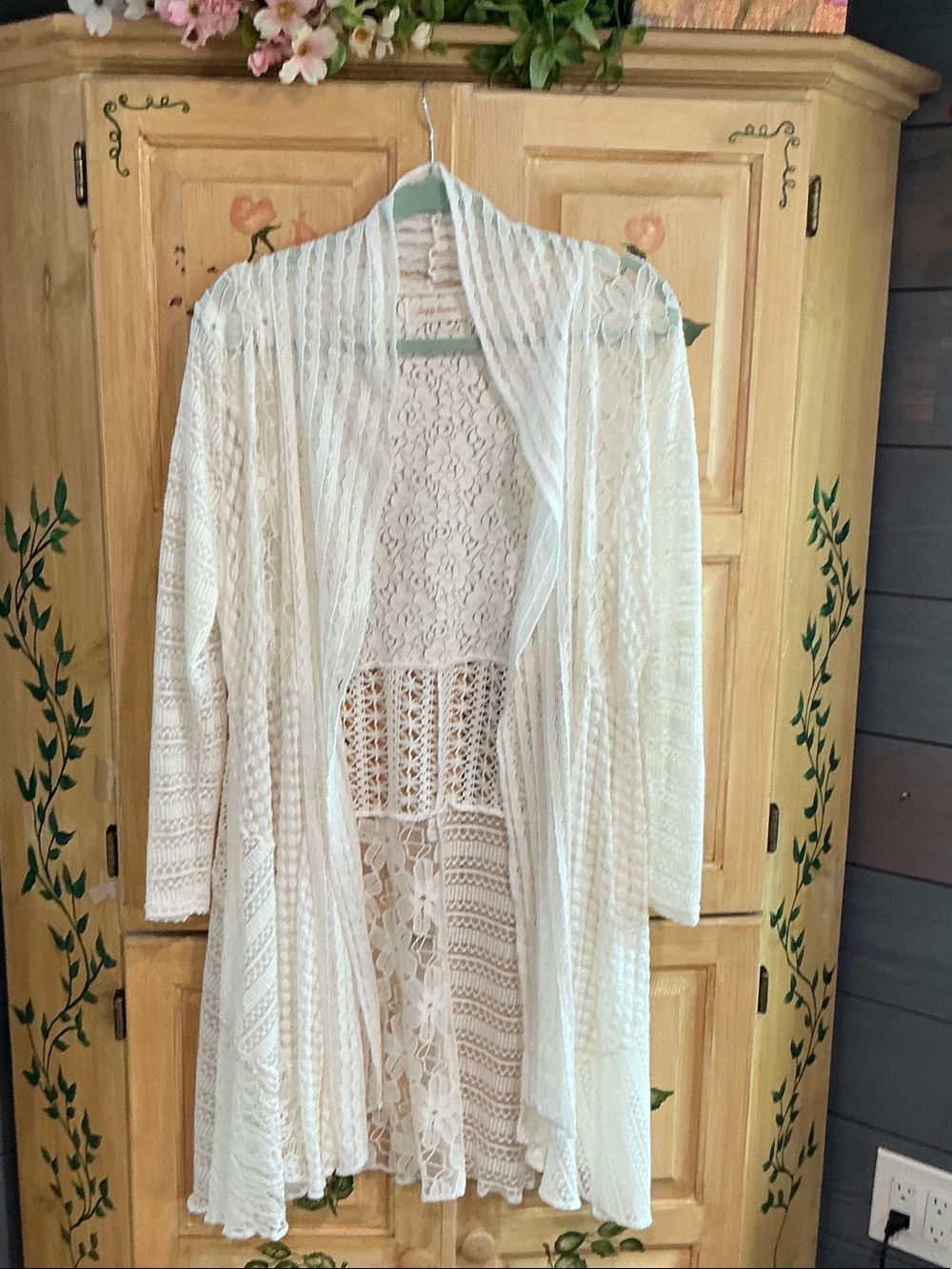 Lovely lace long dressy sweater. Gorgeous lace patterns  size M  new without tag